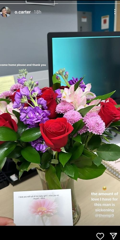 The bouquet and card sent by the former Huskies QB.