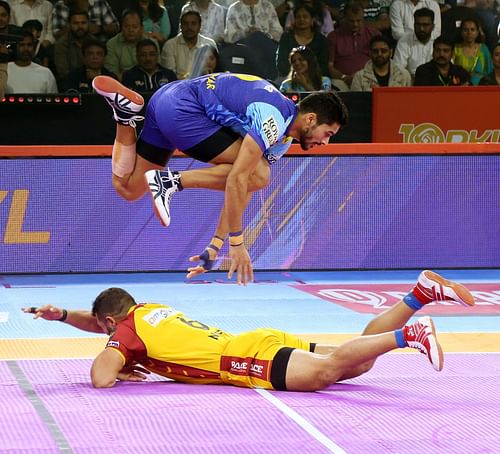 Nitin Kumar in action against Telugu TItans (Credits: PKL)