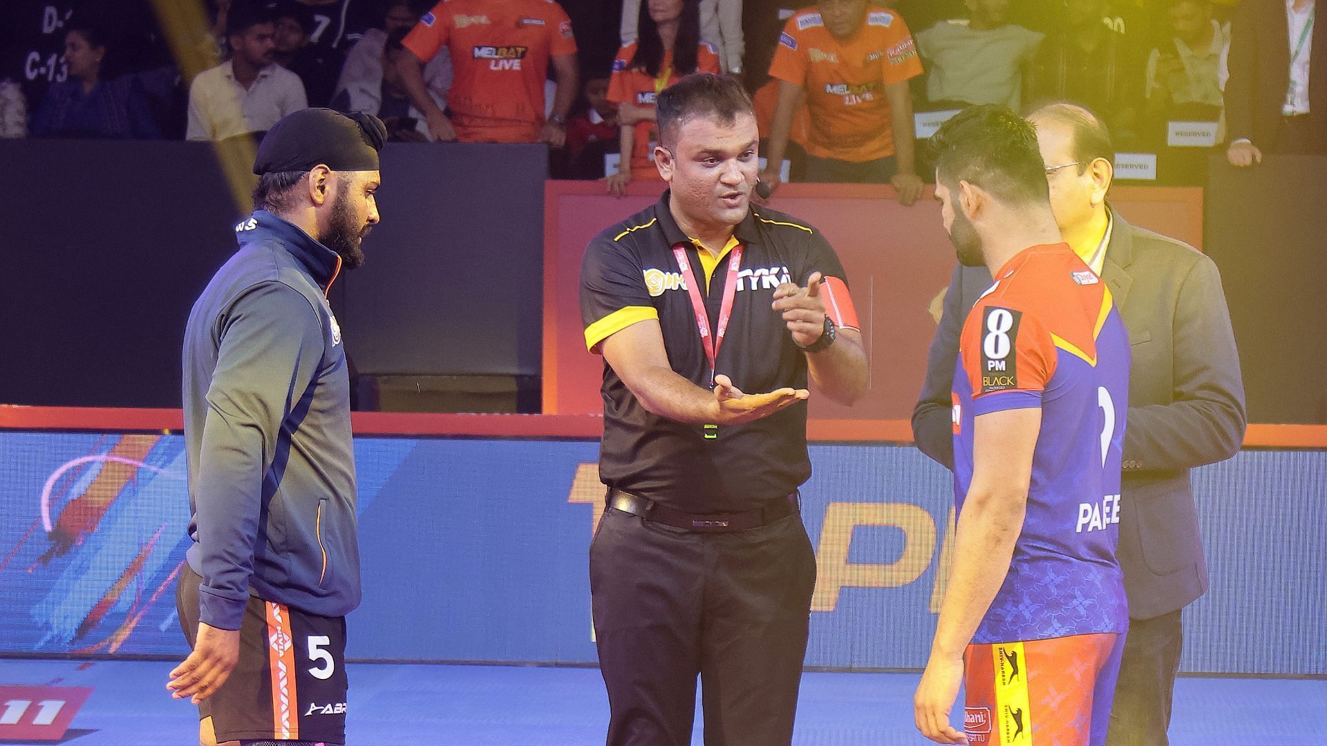 Surinder Singh and Pardeep Narwal at the toss (Image via PKL)