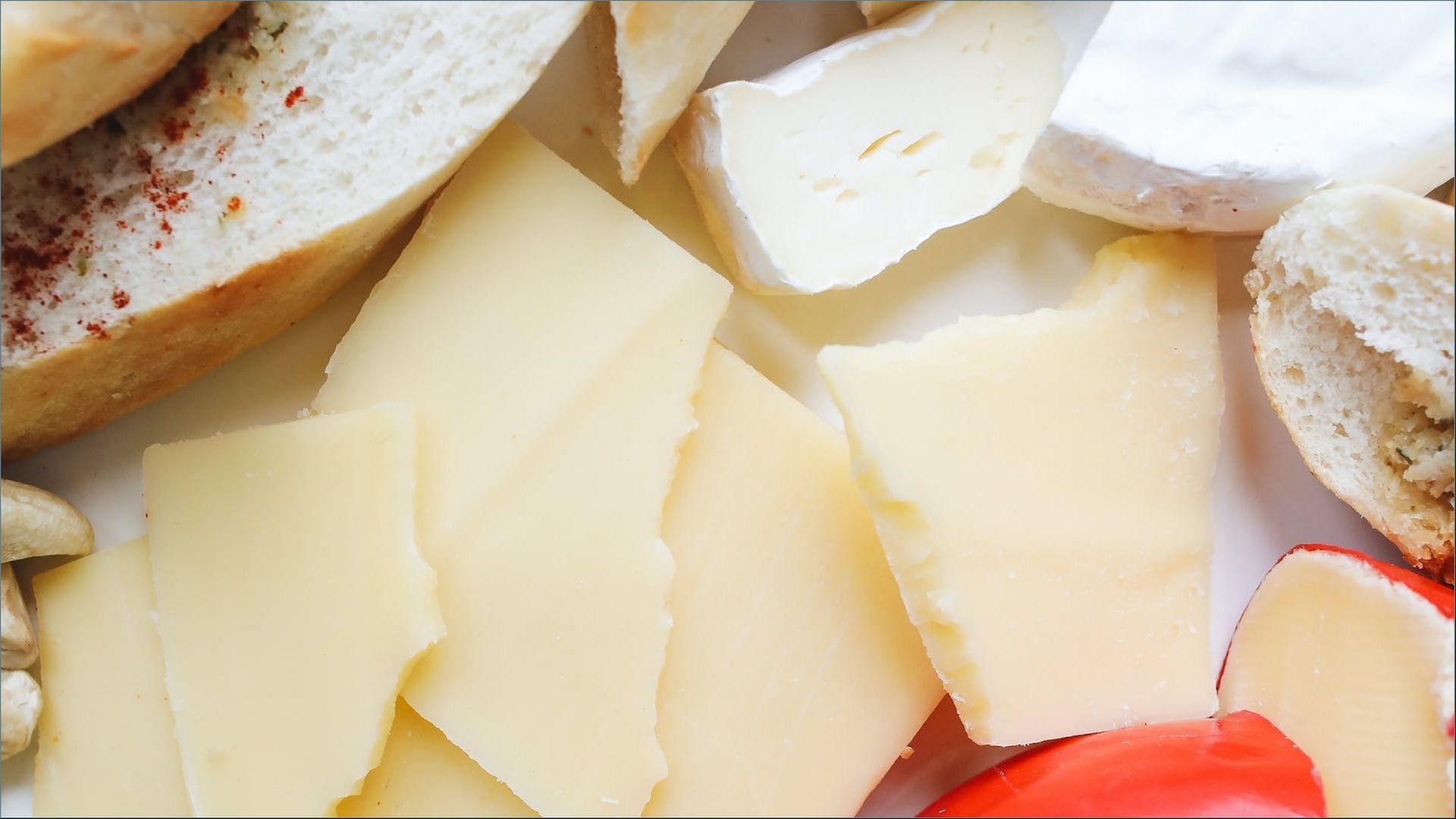 Emporium Selection Irish Cheese Truckle Assortment comes in three varieties (Image via Polina Tankilevitch / Pexels)