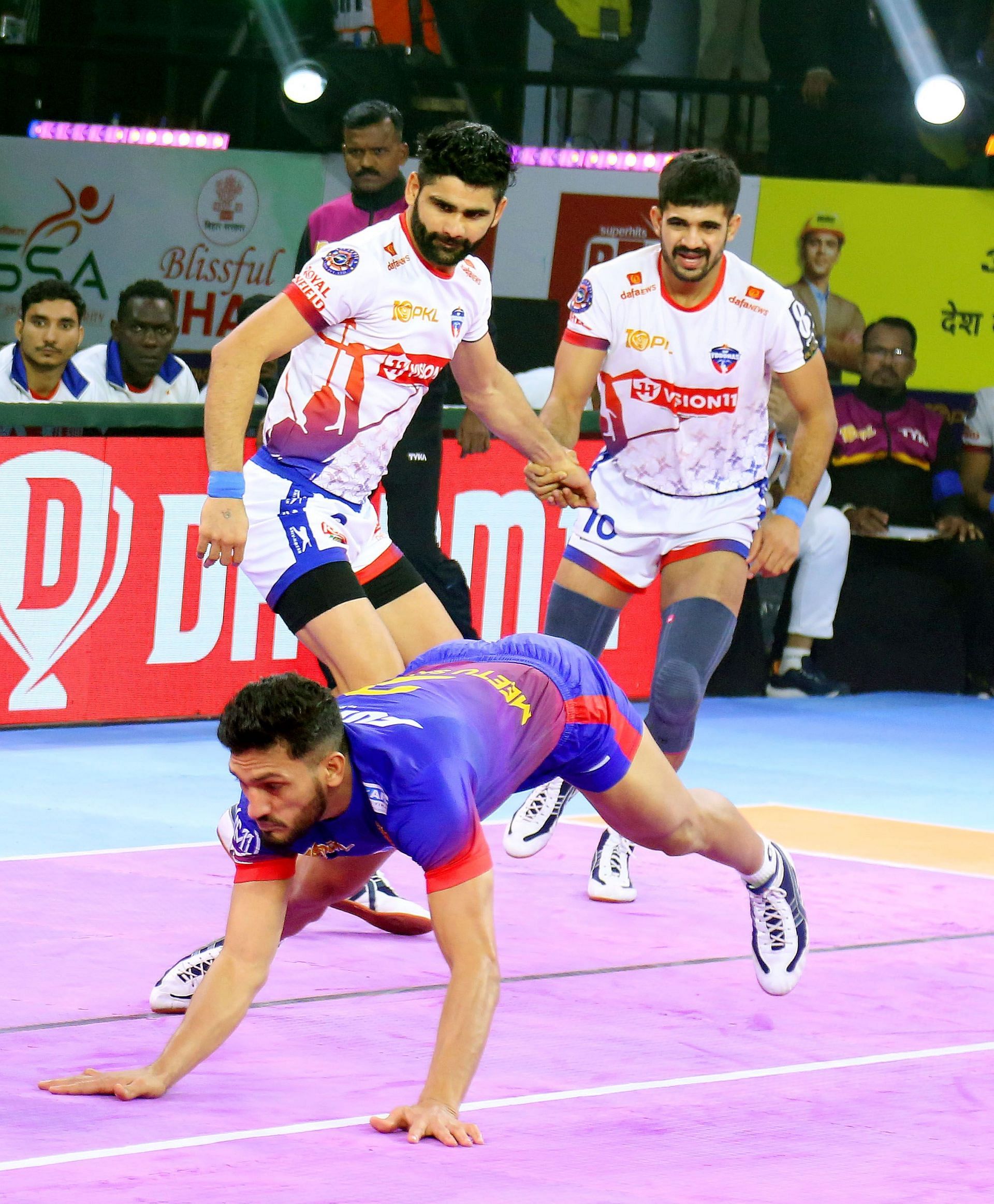 Sumit Sangwan in a chain with Pardeep Narwal during Meetu's raid (Credits: PKL)