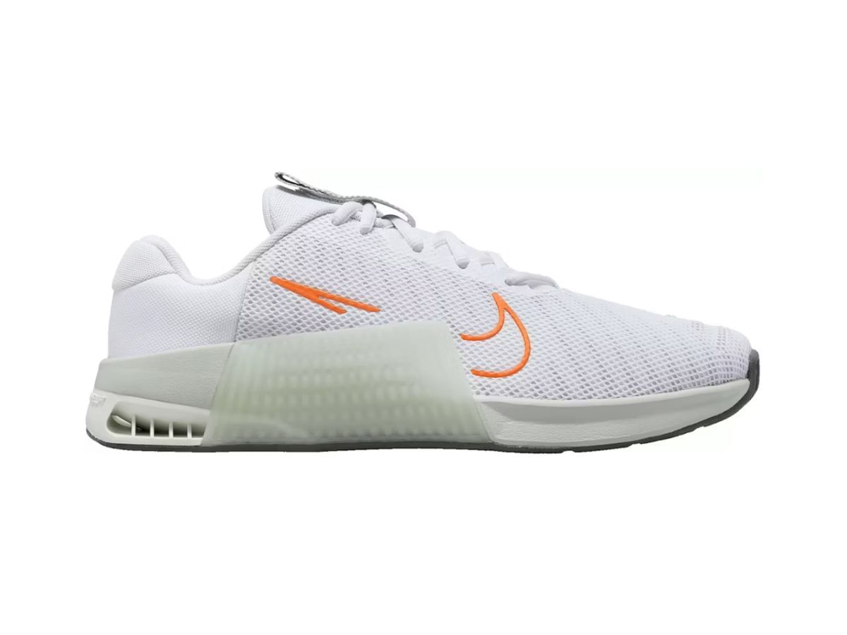 Metcon 9 &quot;White Light Silver Bright Mandarin&quot; (Image via StockX)