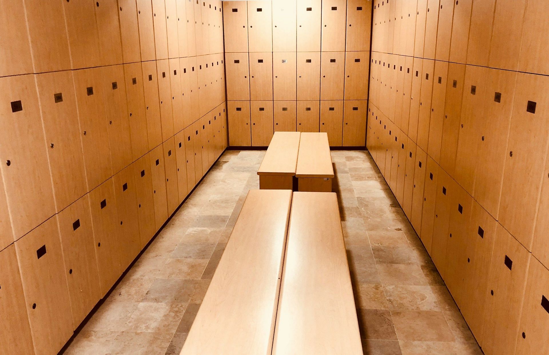 Gym locker room (Image via /UnspplashRaul Lacanzo)