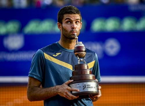 Facundo Diaz Acosta with the Argentina Open tophy.