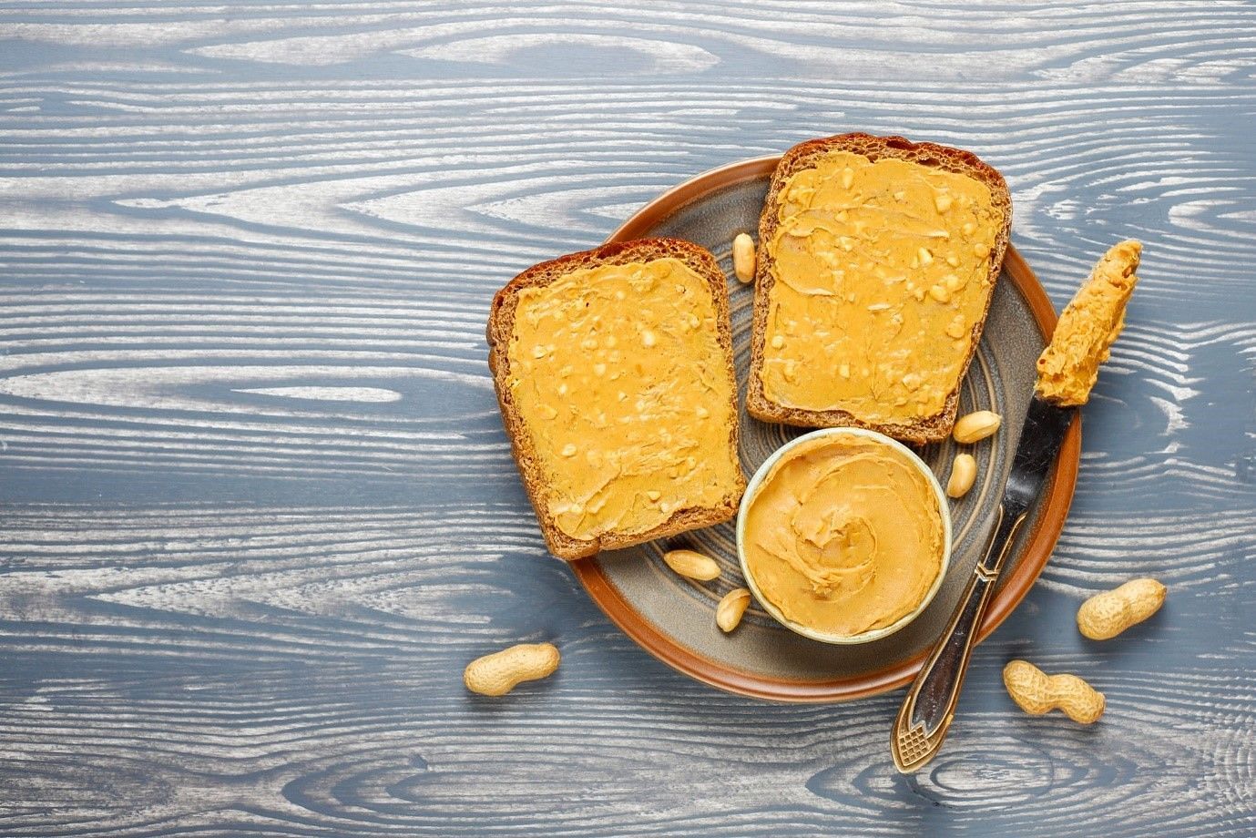 Opt for sugar-free peanut butter to reduce calorie intake (Image by Azerbaijan_stockers on Freepik)