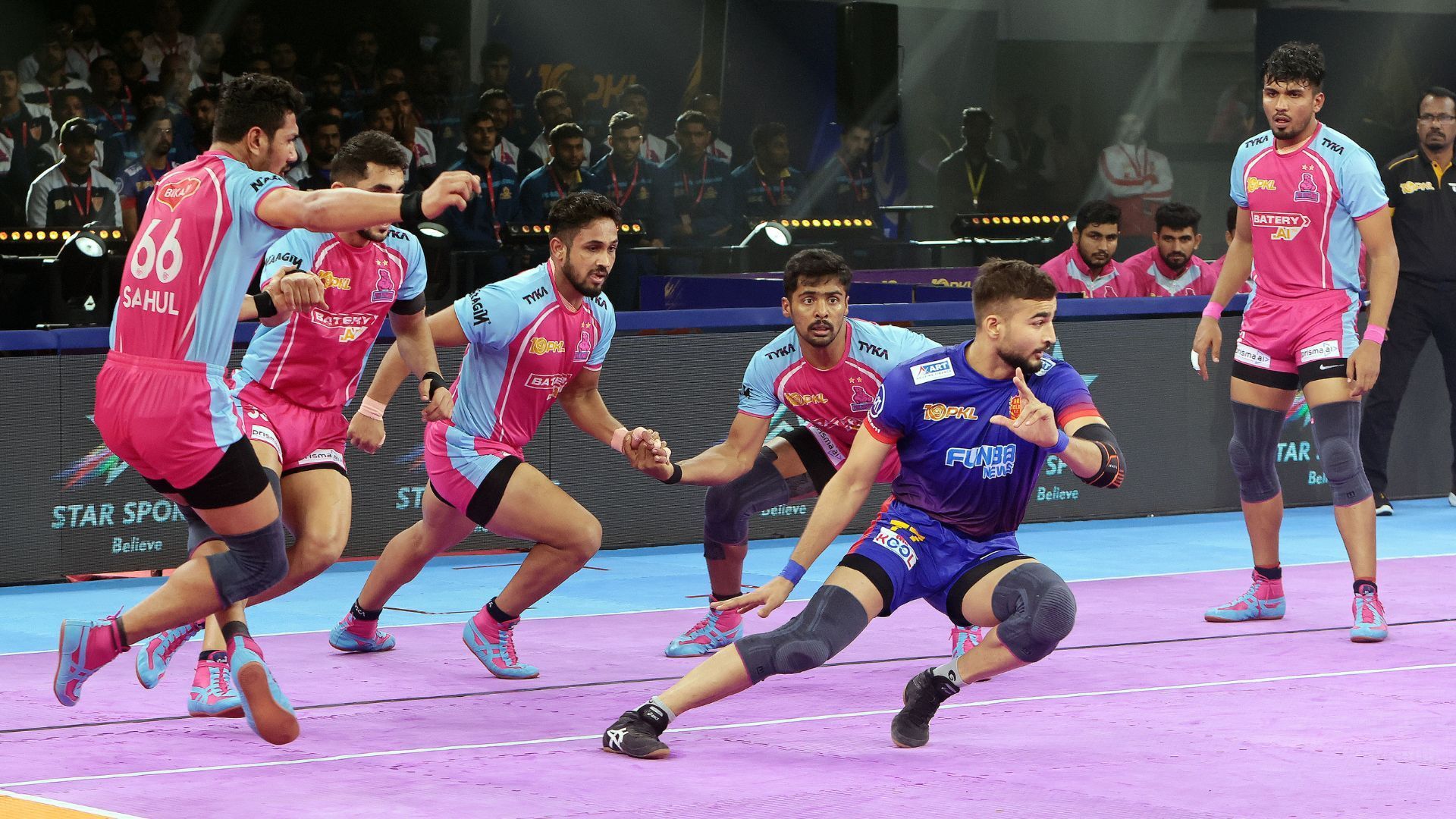 Ashu Malik of Dabang Delhi KC raiding against Jaipur Pink Panthers (Image via PKL)