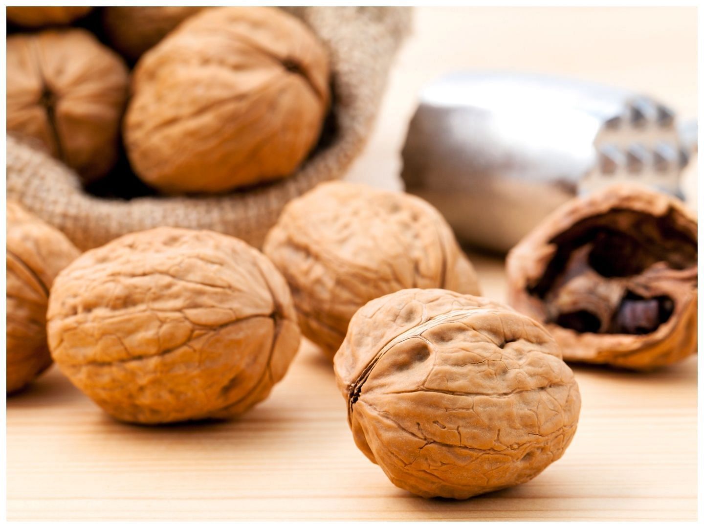 Walnuts are not only rich in energy but also a potential source of antioxidants. (Image via Vecteezy)