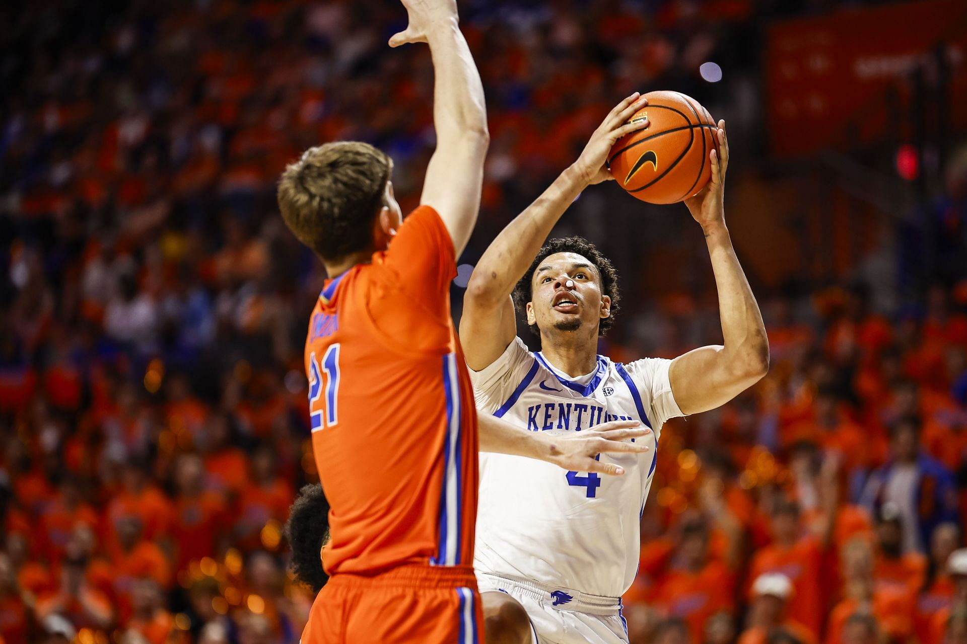 Tre Mitchell #4 of the Kentucky Wildcats shoots the ball