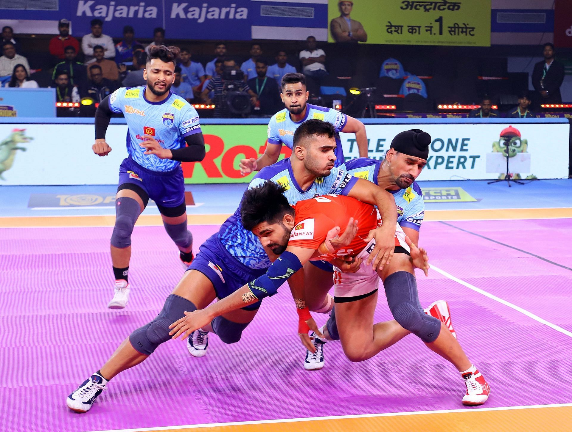 Parteek Dahiya being dashed out by Warriors&#039; defense (Credits: PKL)