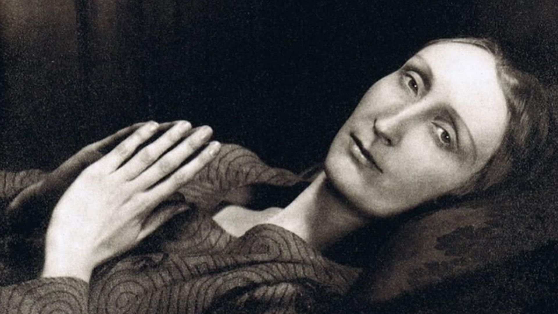 Edith Sitwell (Image via Instagram/@millywdresshistorian)