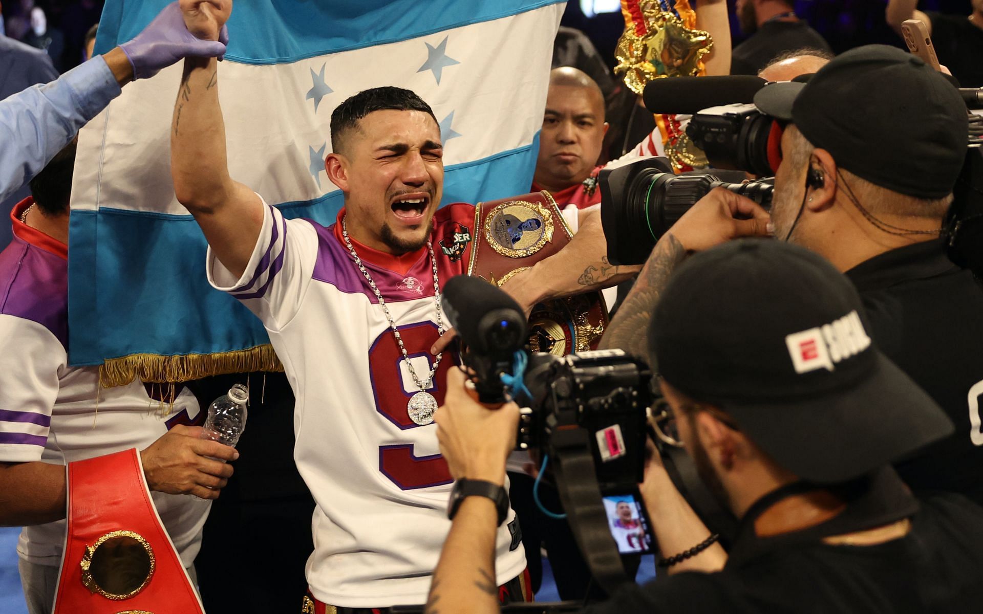Teofimo Lopez retains junior welterweight title [Image via: Getty Images] 