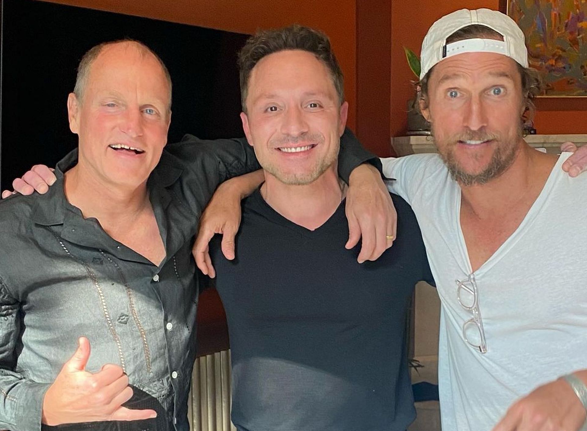 Woody Harrelson (L), Nic Pizzolatto (C), Matthew Mcconaughey (R) (Image via Instagram/@ nicpizzolatto)