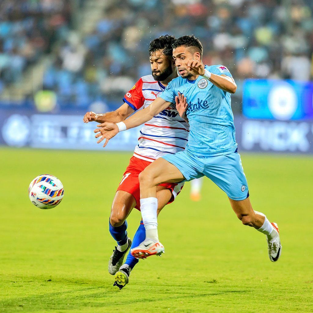Vikram Partap Singh of Mumbai City grappling with Bengaluru FC