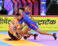 Jaideep Dahiya with a dash against Guman Singh (Credits: PKL)