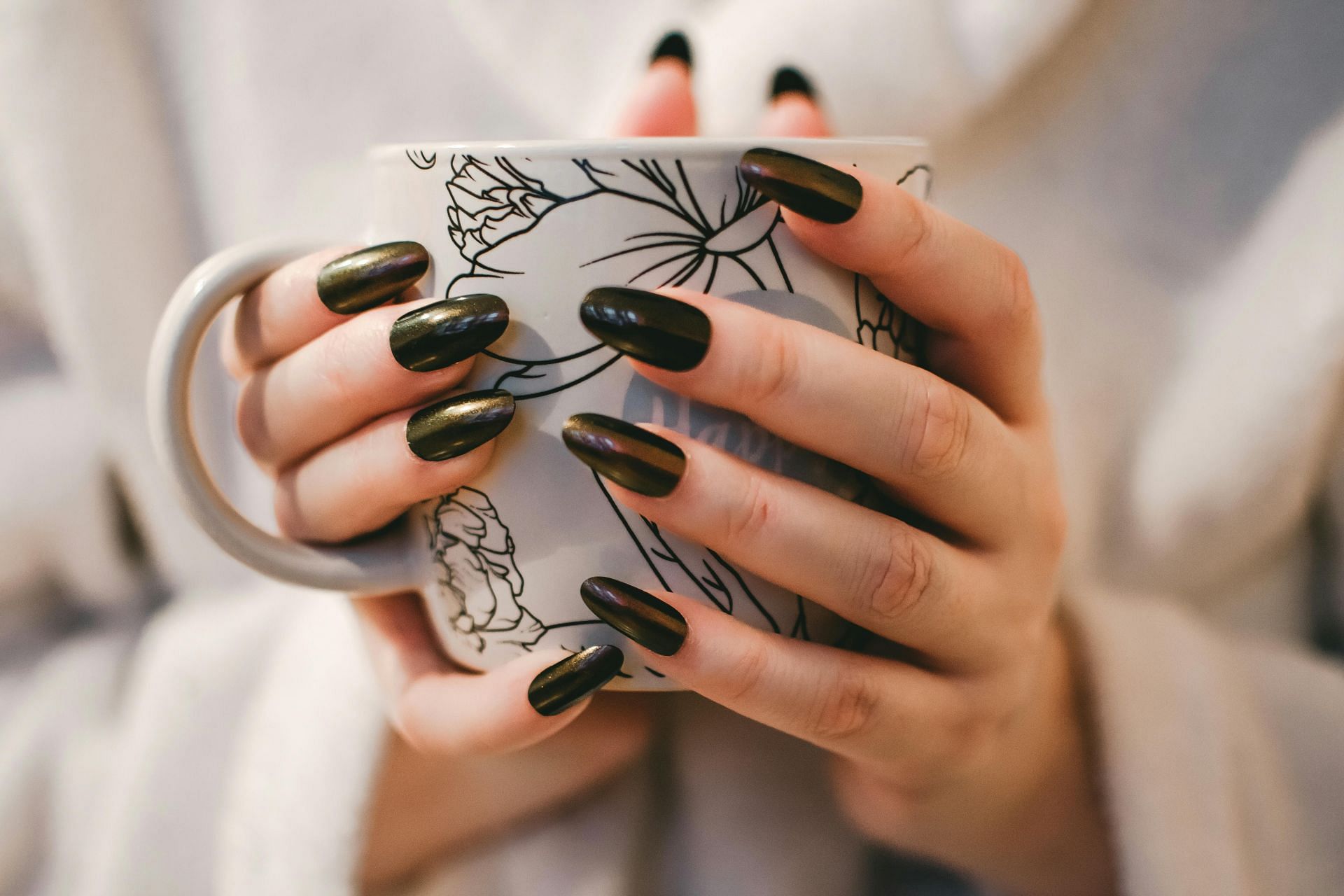 tips to stop picking nails (image sourced via Pexels / Photo by lisa)