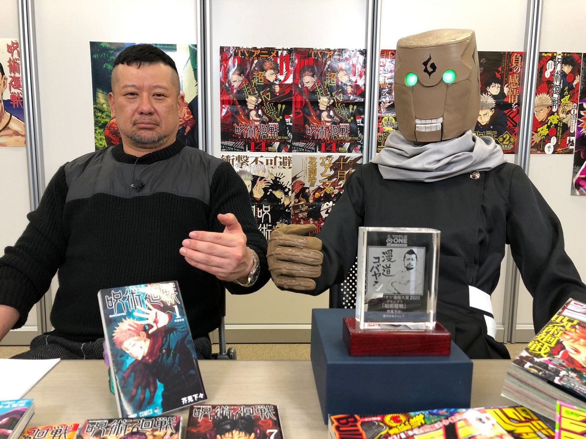 Gege Akutami appearing in an interview dressed as Mechamaru (Image via Mando Kobayashi)