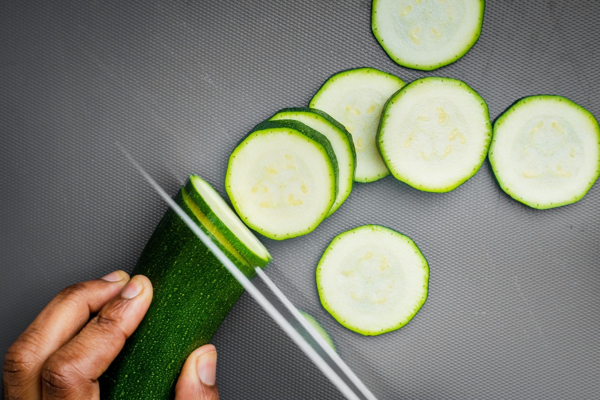 Sliced cucumber has cooling properties: Home remedies for body lice(Image by Louis Hansel/Unsplash)