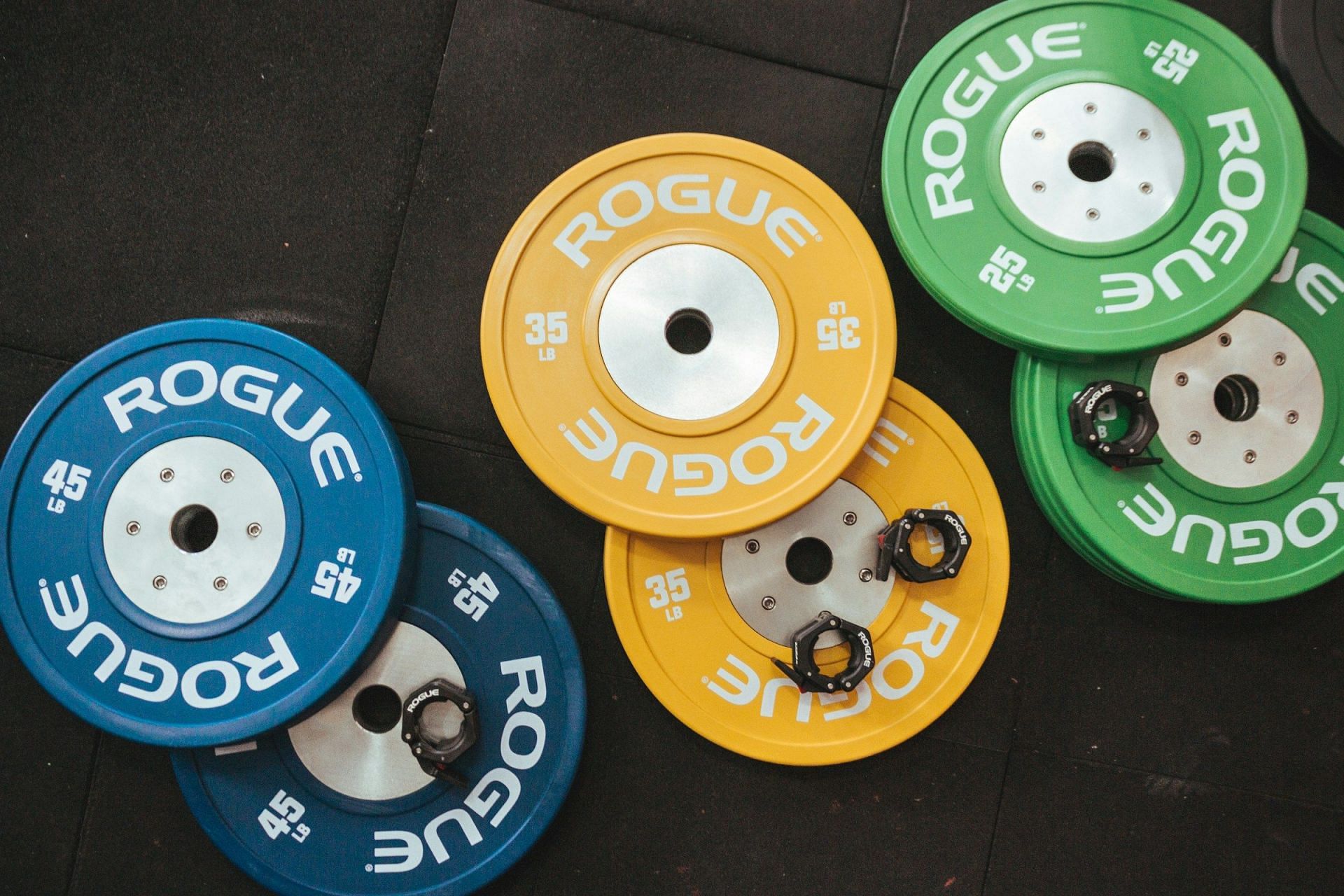 Types of weightlifting (Image via Unsplash/Victor Frietas)