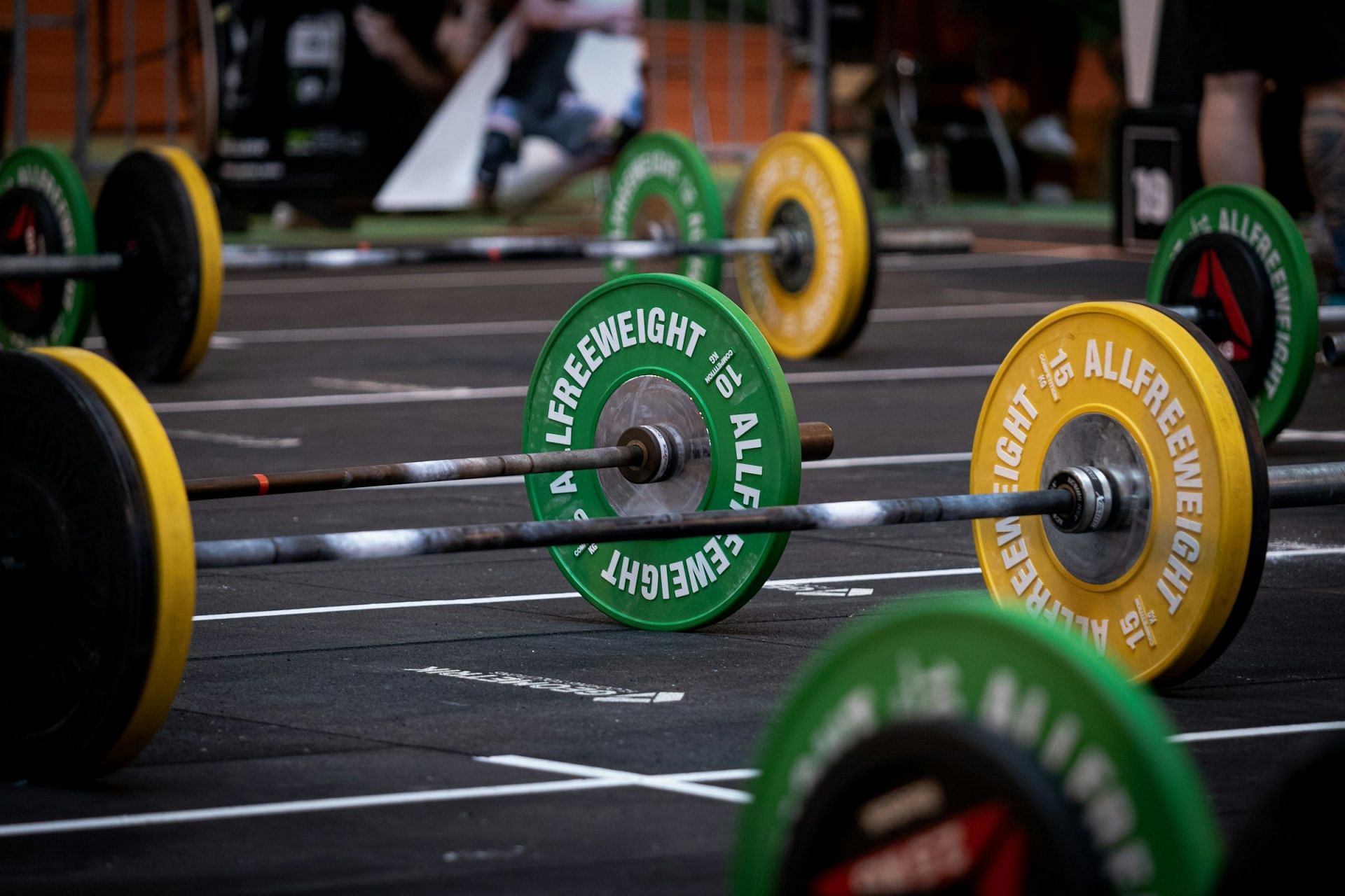 Types of weightlifting (Image via Unsplash/Mathieu Chassara)