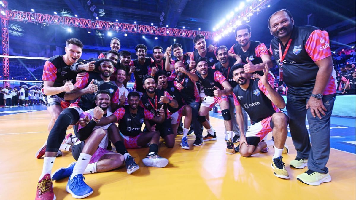 Mumbai Meteors posing after their win against Delhi Toofans (Image Courtesy: RuPay Prime Volleyball League)