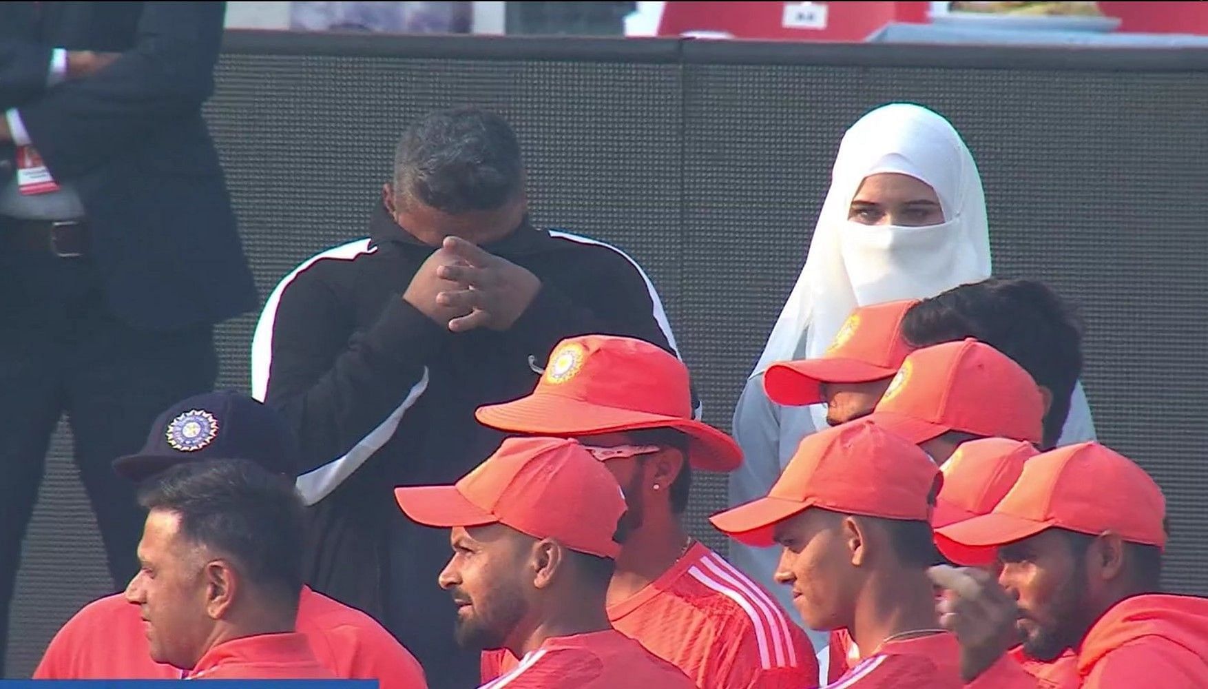 सरफराज खान के माता-पिता हुए भावुक (Photo Credit - CricCrazyJohns Twitter)