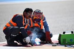 "Drain Cover 3-0 Formula 1": Fans left unimpressed as a loose drain cover once again stops the 2024 F1 pre-season testing