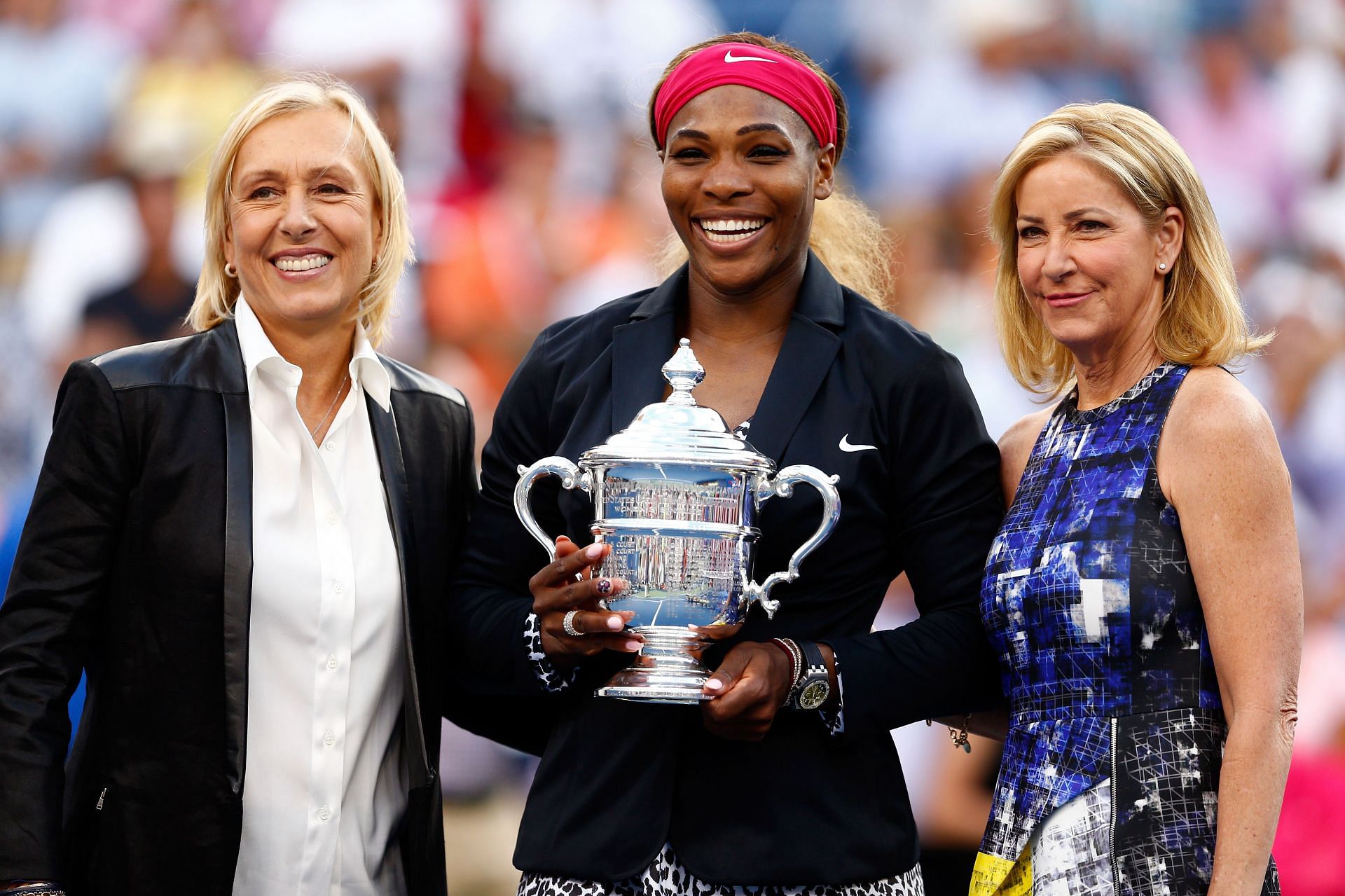 Serena Williams (M) poses with her last US Open title in 2014