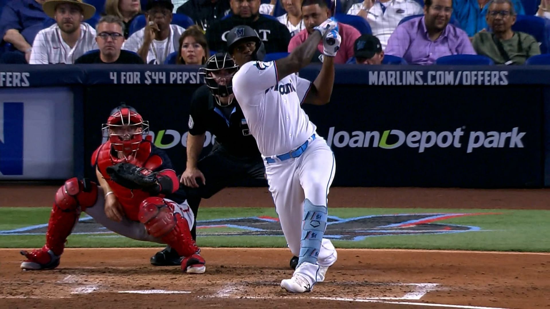 Jorge Soler hits a bomb at LoanDepot Park in Miami