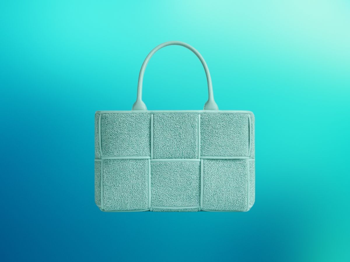 The Small Acro tote blue bag (Image via Bottega Veneta)