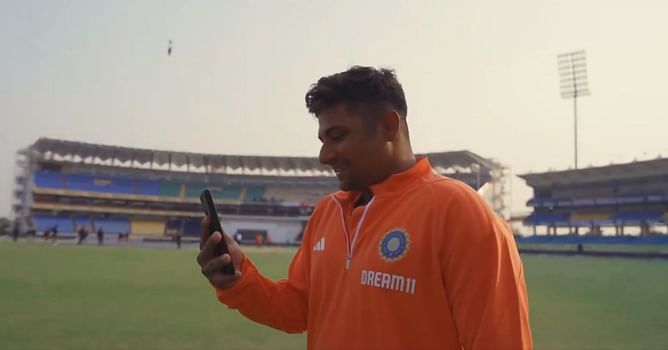 [Watch] “Bhai ek number” - Sarfaraz Khan receives a phone call from brother Musheer after memorable knock on Test debut