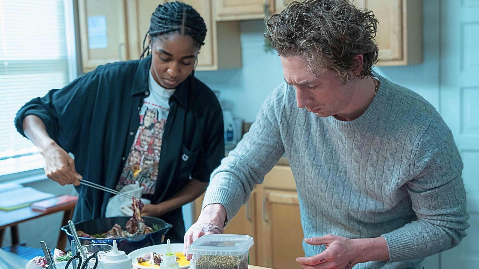 Ayo Edebiri (L) and Jeremy Allen White (R) in The Bear (Image via FX)