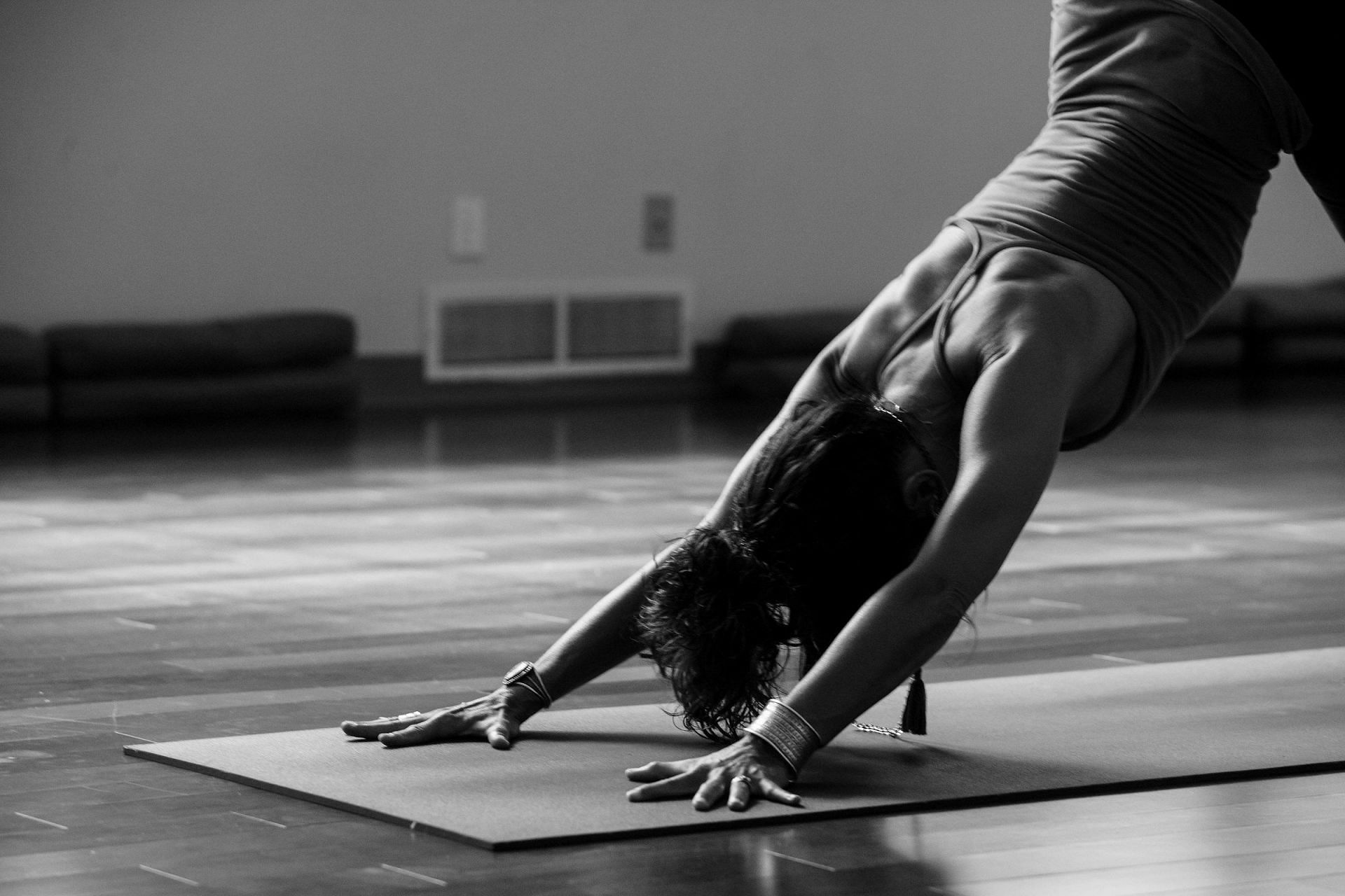 5 min yoga (Image via Unsplash/Ginny Rose)