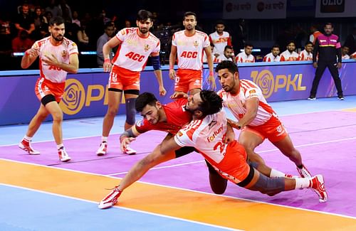 Deepak Singh and Balaji D with a dash against Akshit of Bengaluru bulls (credits: PKL)