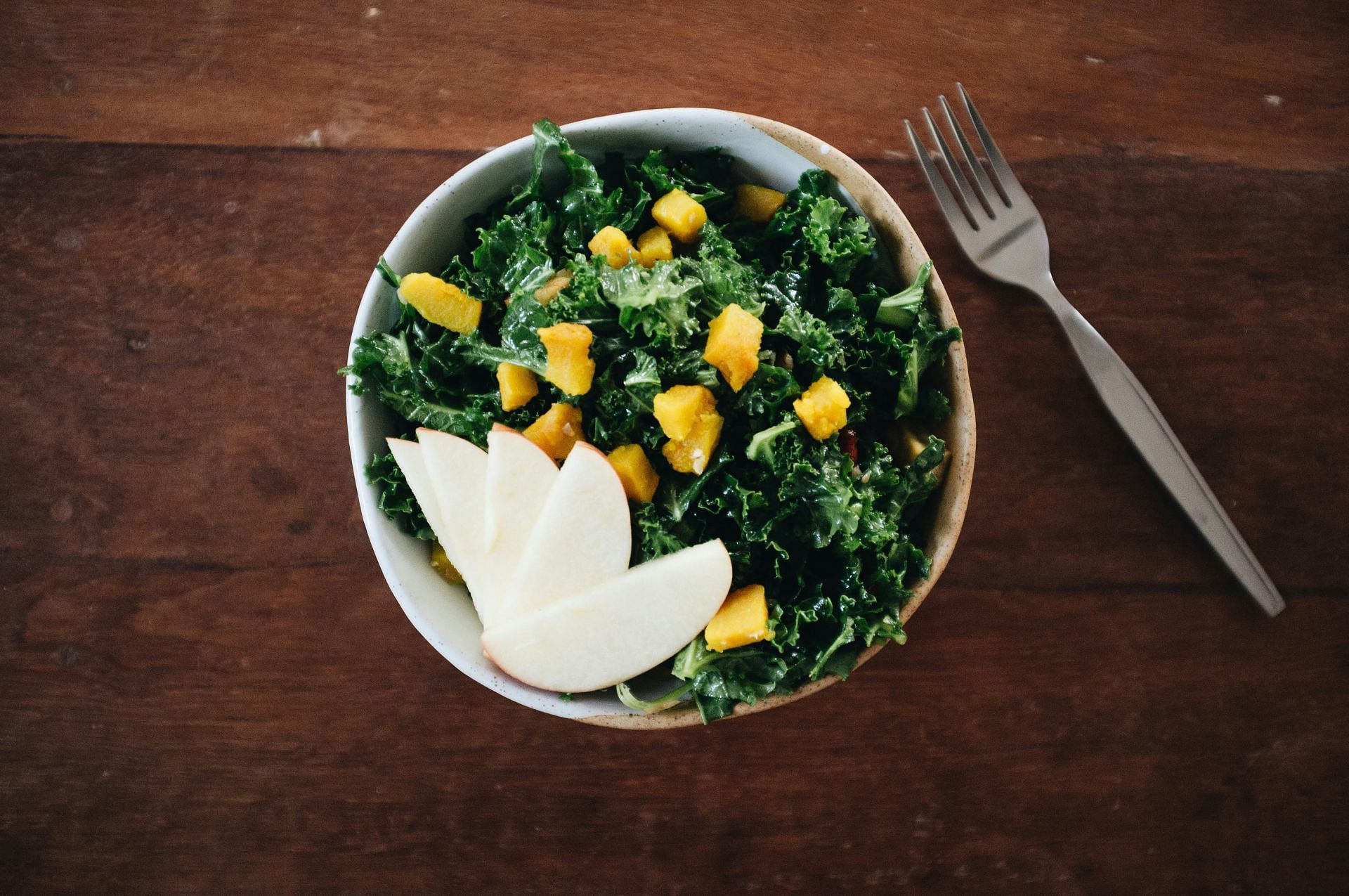 Add leafy greens to your diet to boost collagen production (Image by Cole Patrick/Unsplash)