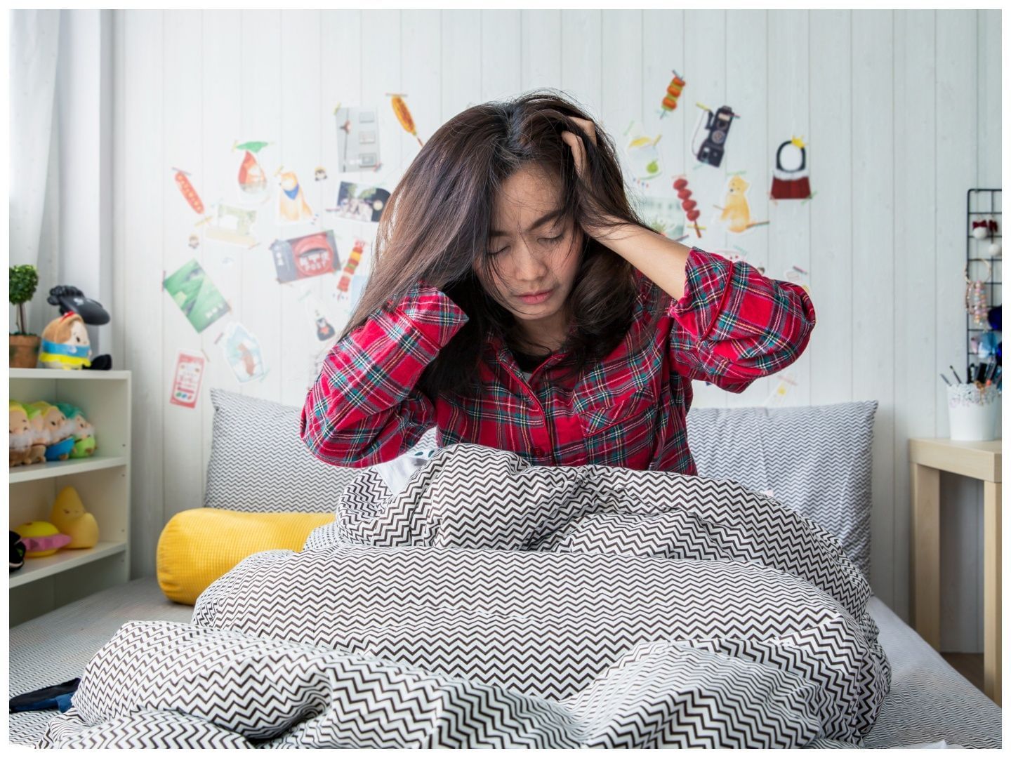 Adapting your sleep pattern may seem challenging, but consistency yields better results. (Image via Vecteezy)