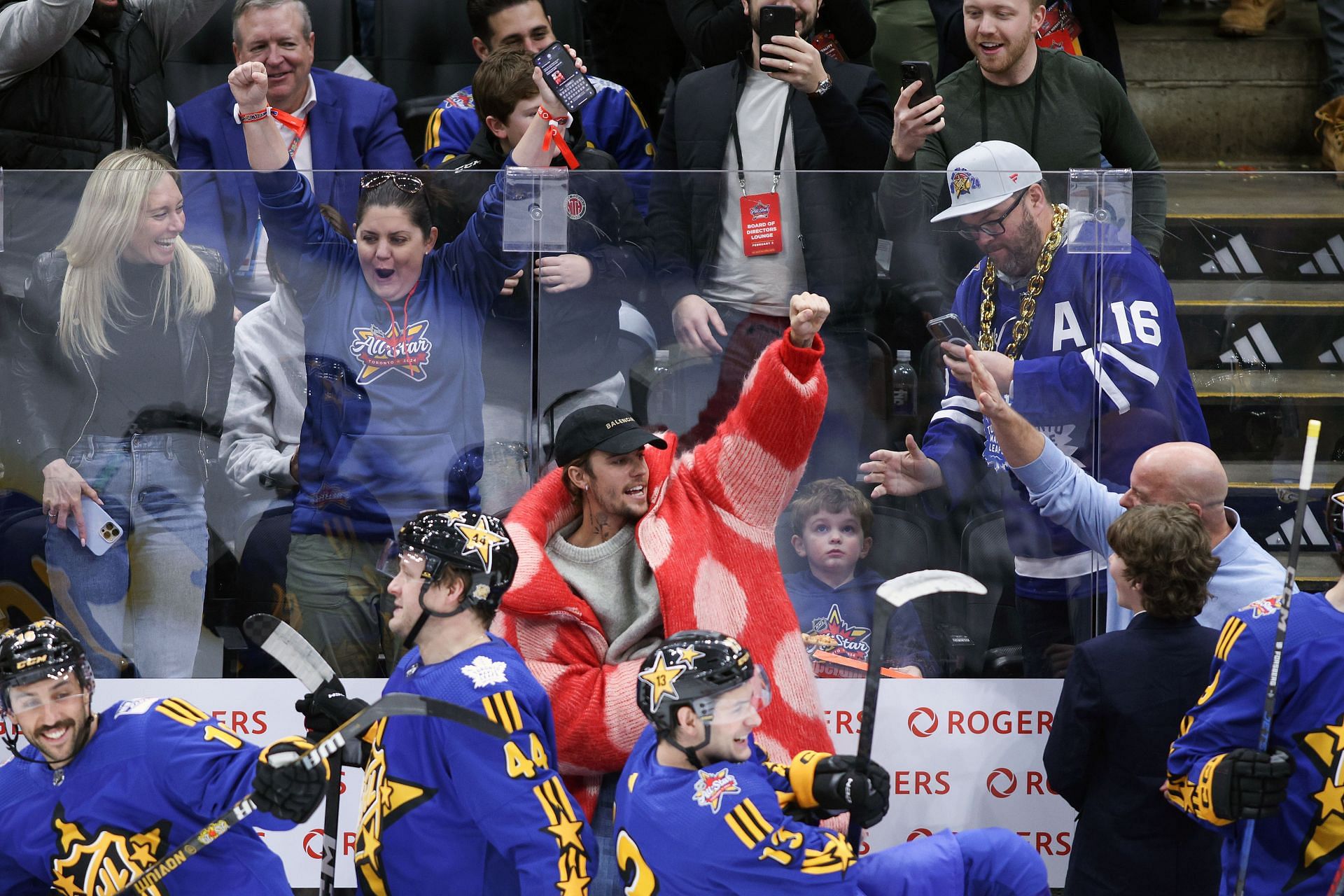 Bieber arrives at NHL All-Star Game sporting polka dot oversized jacket