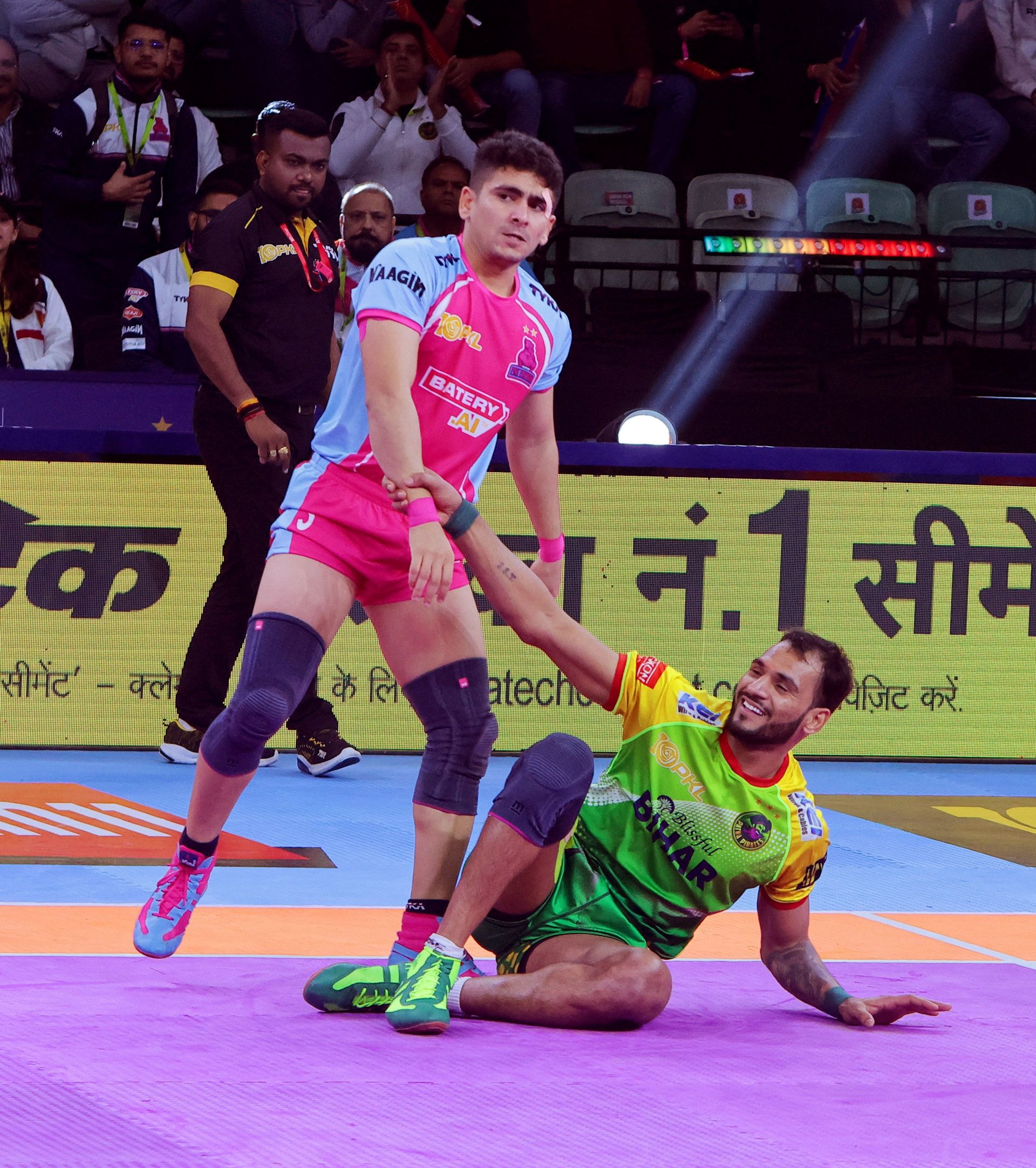 Ankush with a failed tackle against Sachin Tanwar (image via PKL)