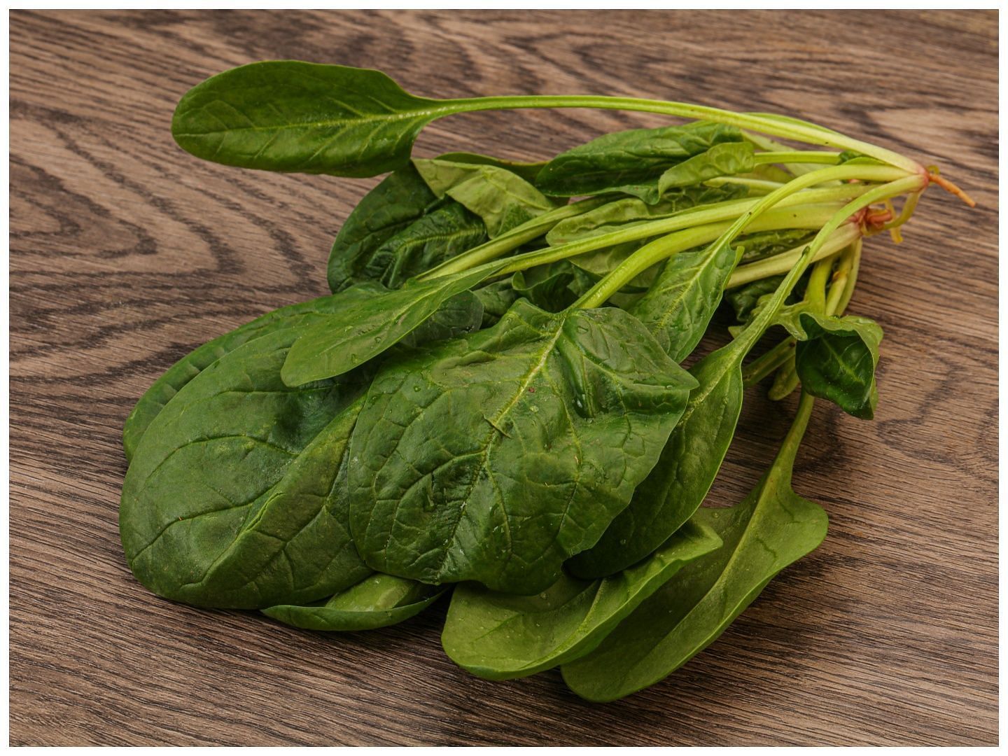 Green leafy vegetables are the best source of this antioxidant (Image via Vecteezy)