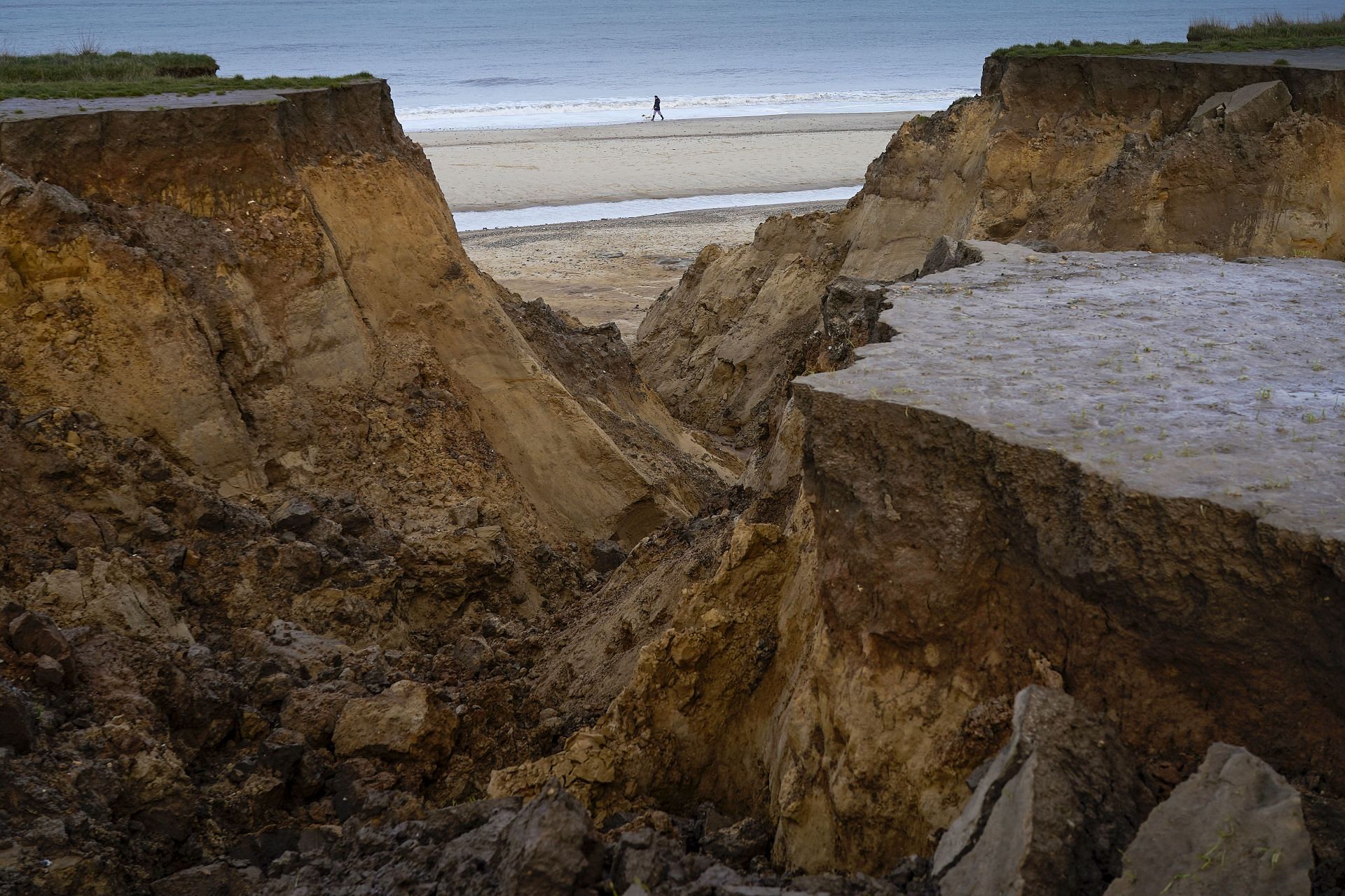 A representative image of a cliff from where Ben fell off (Image via Getty)