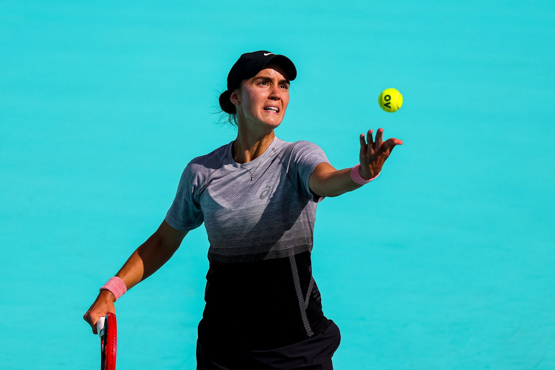 Anhelina Kalinina in action at the Abu Dhabi Open