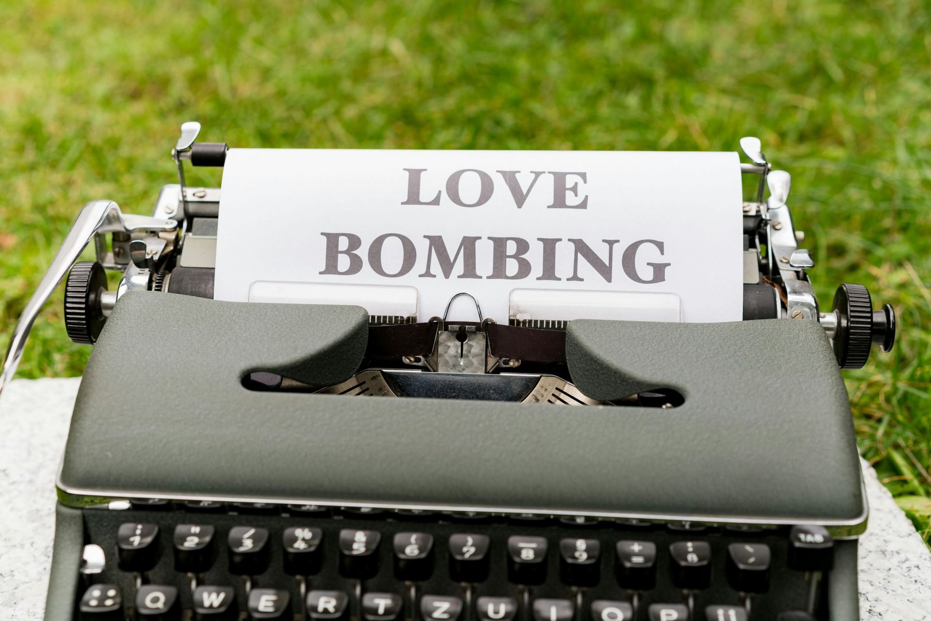 Love bombing is one of the common emotional manipulation techniques. (Image via Pexels/Markus Winkler)