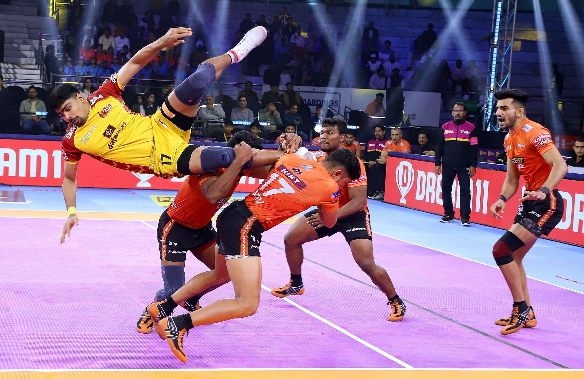 Pawan Kumar Sehrawat in action against U Mumba (Image Credits: Pro Kabaddi League)