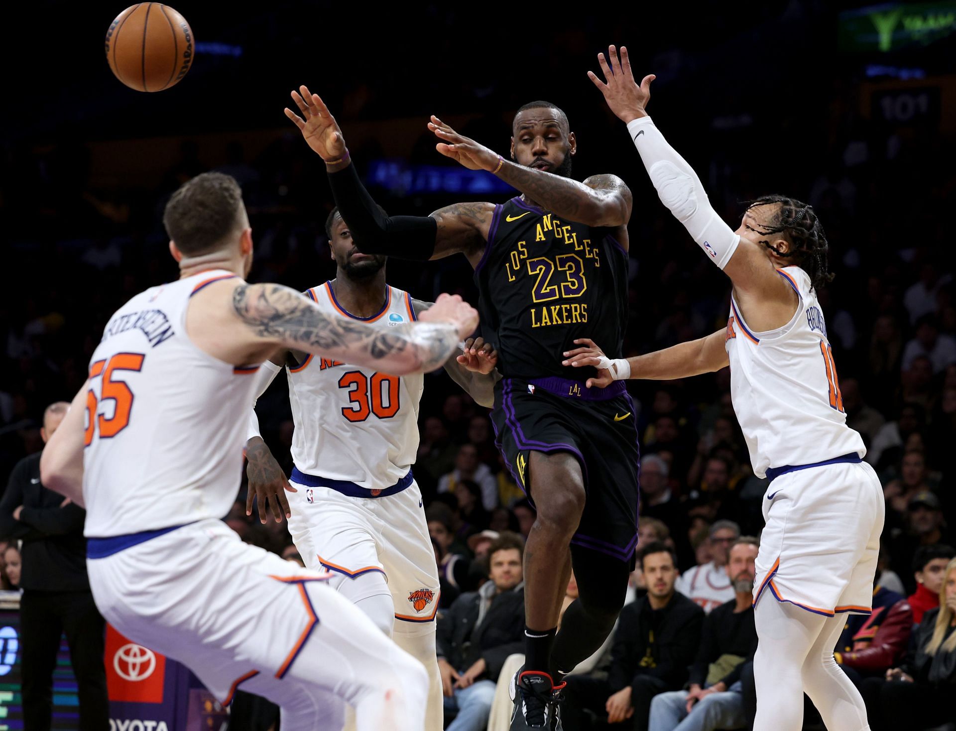 New York Knicks v Los Angeles Lakers