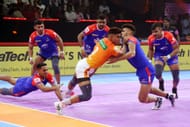 Jaideep Dahiya with a dash against Aslam Inamdar (Credits: PKL)