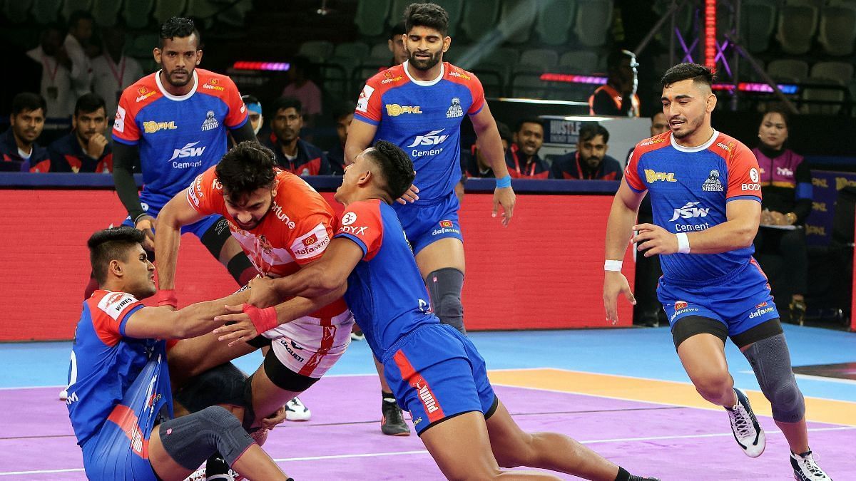 Haryana Steelers in action against Gujarat Giants (Image Courtesy: PKL)