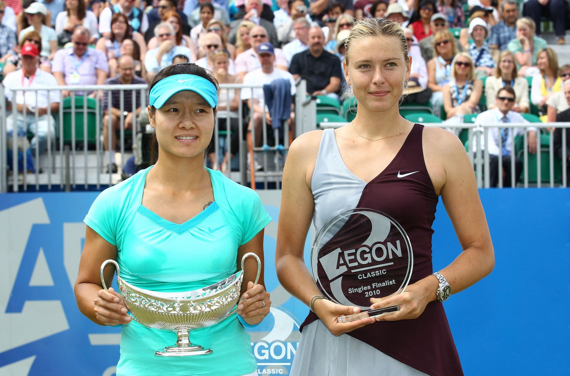 Li Na and Maria Sharapova at the 2010 AEGON Classic.