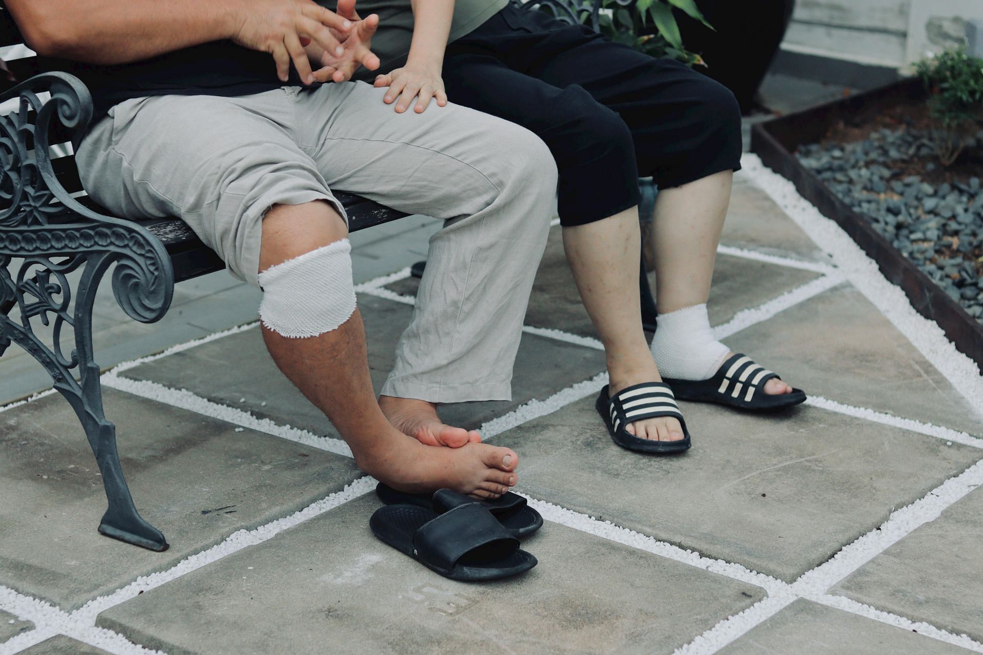 Swollen ankles (image sourced via Pexels / Photo by song ning chan)