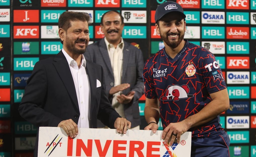 Agha Salman receiving an award (Image Courtesy: X/Pakistan Super League)