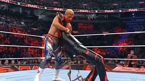 WWE Raw में फैन फेवरेट Superstar ने दिग्गज को खतरनाक मैच में हराया, मुकाबले के बाद 6 फुट 5 इंच के टॉप स्टार ने आकर किया जबरदस्त हमला