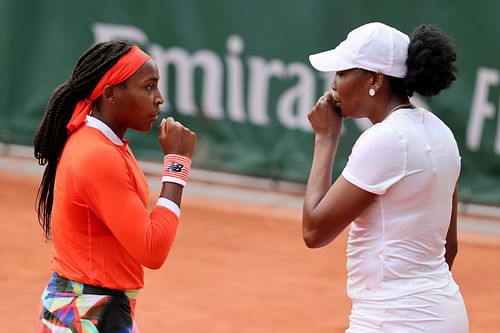 Coco Gauff (L) speaks to Venus Williams